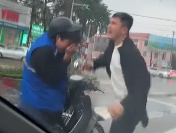Nam thanh niên mặc áo shipper liên tục bị hành hung trên đường