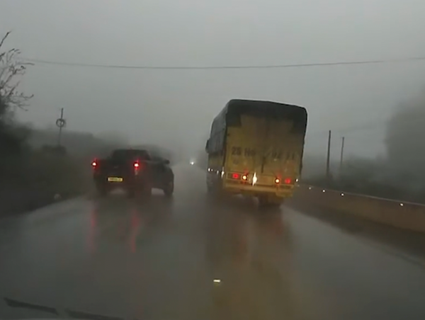 Đường trơn tài xế xe bán tải bất ngờ mất lái khi vượt xe ở khúc cua