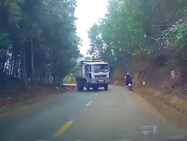 Xe tải suýt đâm trực diện xe con do bị trượt bánh