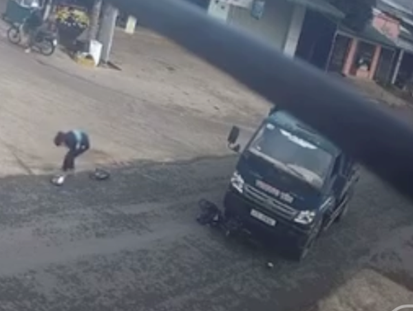 Va chạm với xe tải, một học sinh tử vong thương tâm