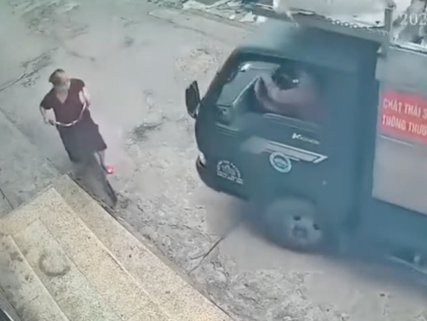 Xe tải chở rác tông thẳng vào xe đạp khiến 1 người tử vong