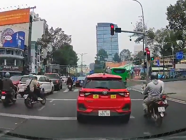 Đèn giao thông còn 15 giây xanh bất ngờ chuyển qua vàng, đỏ