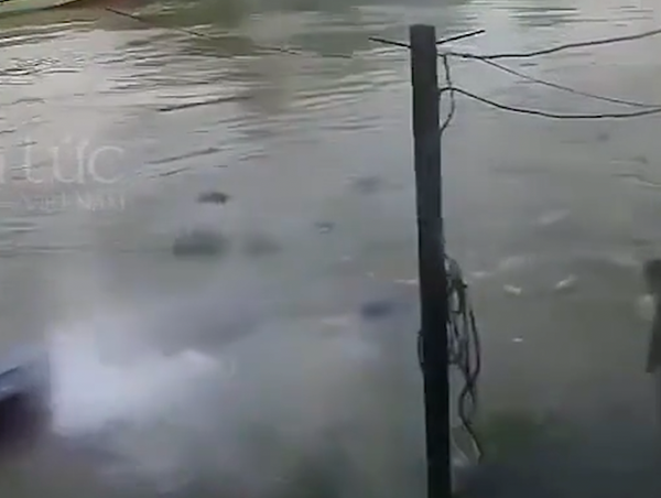 Dừng tiếp nhiên liệu, ghe chở gạch bất ngờ lật nghiêng chìm xuống sông