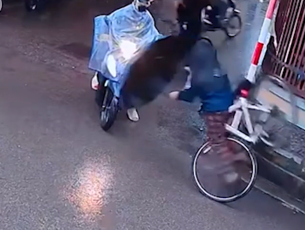 Cầm ô điều khiển phương tiện giao thông gây nguy hiểm