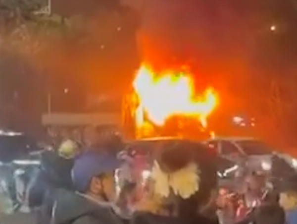 Xe tải bất ngờ bốc cháy dữ dội trên đại lộ Thăng Long