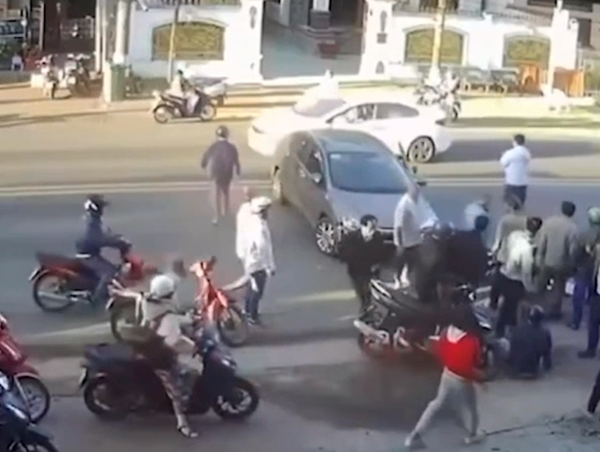 Khoảnh khắc người đàn ông mắc kẹt dưới gầm xe ô tô sau tai nạn