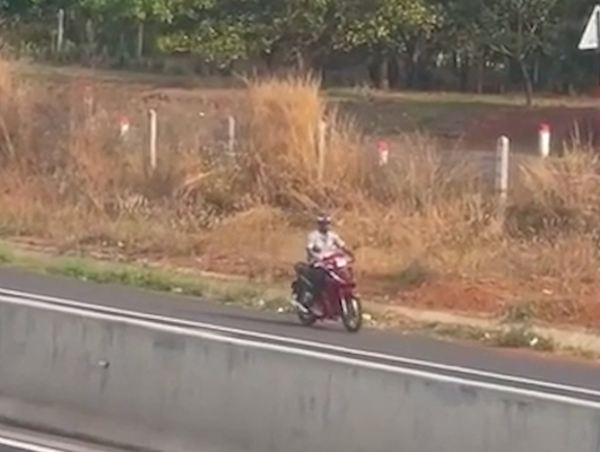 Người đàn ông chạy xe máy ngược chiều trên cao tốc Phan Thiết - Dầu Giây