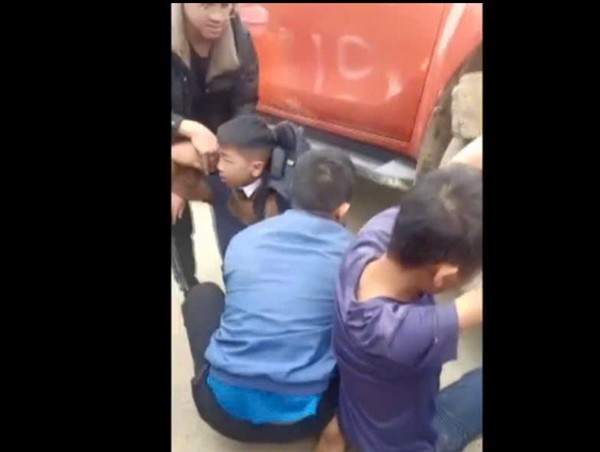 Nhấc xe bán tải cứu bé trai bị kẹt dưới gầm