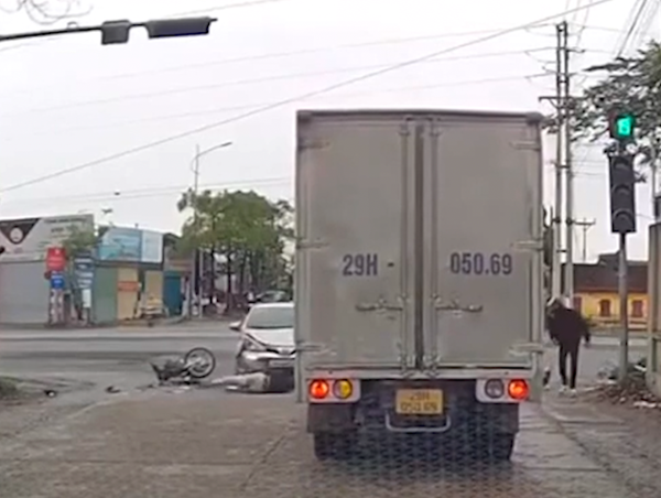 Xe con oan gia vì bị xe máy vượt đèn đỏ tông trúng
