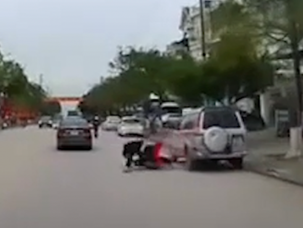 Lao xe vào ô tô đang đỗ, hai thanh niên ngã ra đường