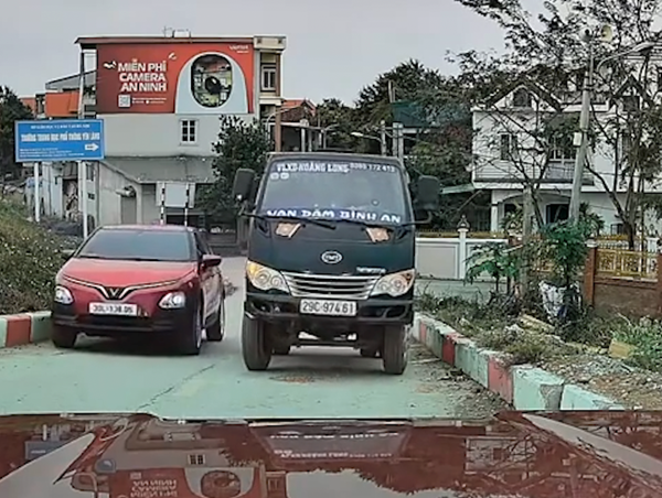 Tài xế suýt gây tai nạn vì giành đường của xe ben đang lên dốc