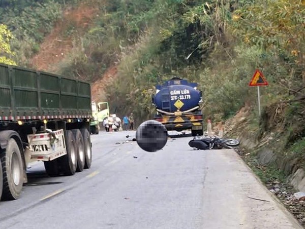 Xe máy đối đầu xe bồn khiến 2 thanh niên tử vong