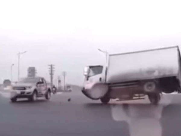 Ô tô bán tải phóng nhanh, đâm nghiêng cả xe tải