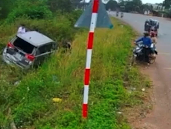 Tránh xe máy phía trước, ô tô 7 chỗ bị xe tải húc lao xuống mương