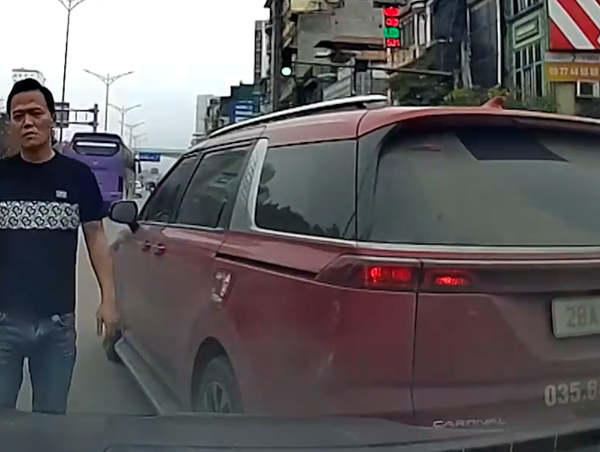 Lái xe đi sai còn gây gổ, dọa nạt người khác