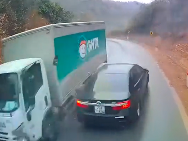 Vượt ẩu ở khúc cua, tài xế ô tô suýt phải trả giá đắt