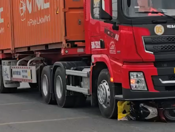 Xe container cuốn xe máy vào gầm, một phụ nữ tử vong