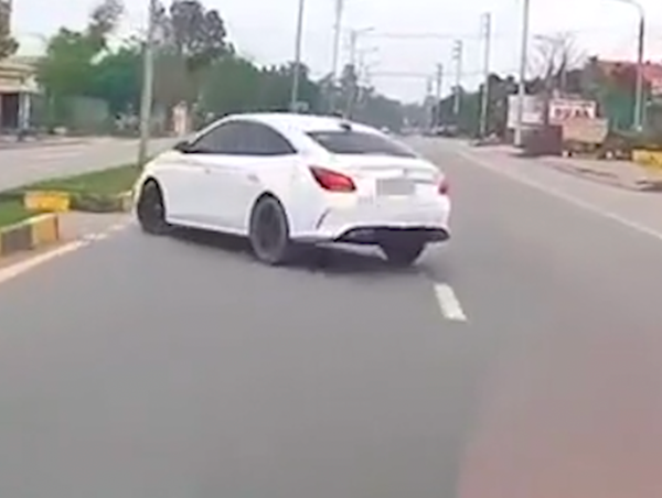 Ô tô sang đường suýt gây tai nạn