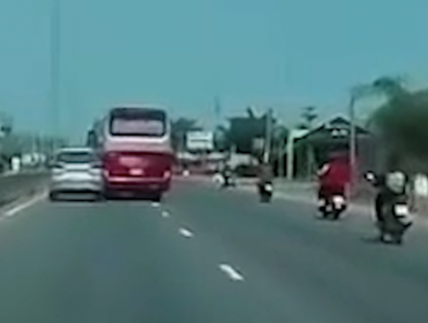 Xe khách ép gãy gương ô tô con rồi thản nhiên bỏ đi