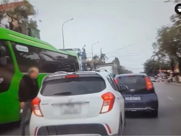 Nam thanh niên chặn xe ô tô, hành hung tài xế