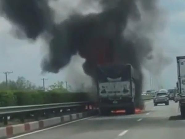 Xe tải bốc cháy dữ dội trên cao tốc TP Hồ Chí Minh-Long Thành-Dầu Giây