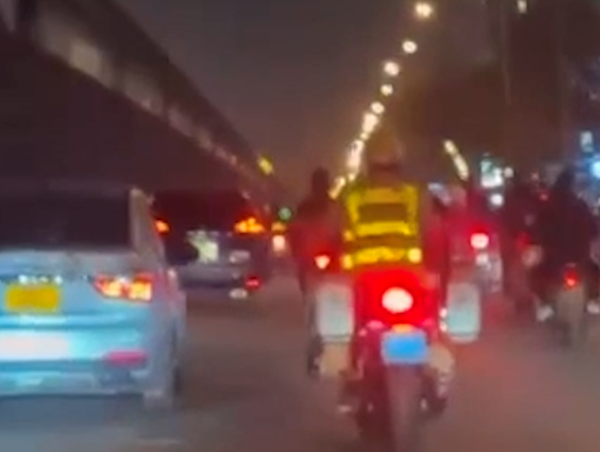 CSGT Hà Nội kịp thời mở đường cho xe taxi đưa người bệnh đi cấp cứu