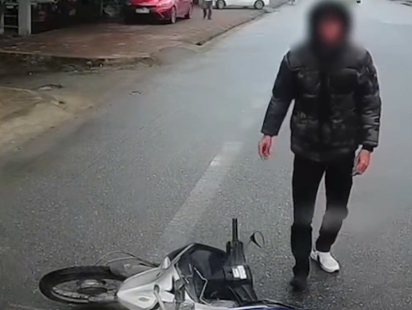 Xe máy sang đường như chỗ không người, bị ô tô đâm ngã