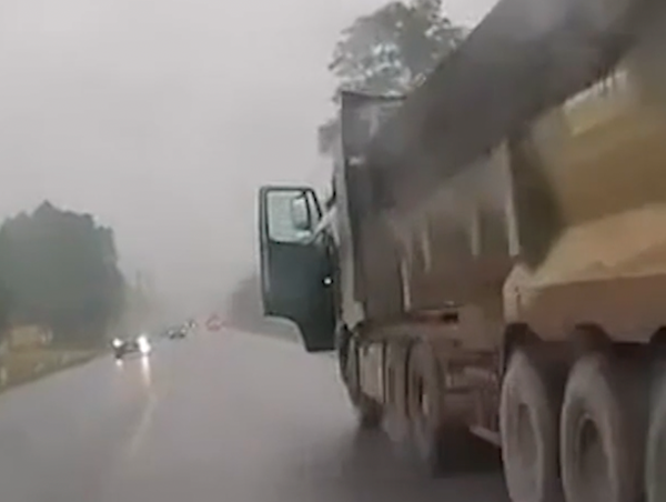 Tài xế xe tải mở cửa bất ngờ suýt gây tai nạn