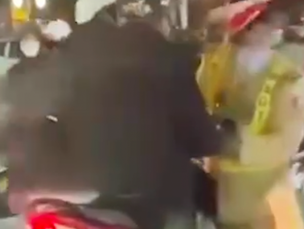 2 người trốn đo nồng độ cồn, đấm vào mặt cảnh sát giao thông