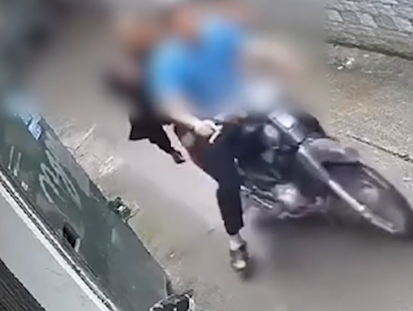 Khoảnh khắc xe ba bánh đâm tử vong một học sinh Hà Nội trên đường đi học