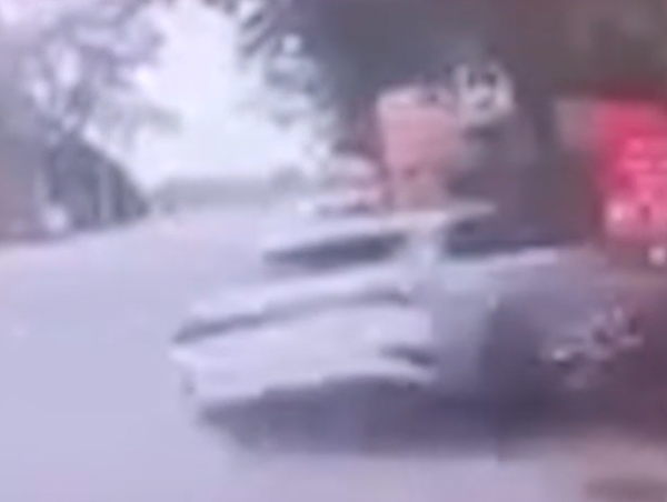 Ô tô mất lái đâm nát nhiều xe máy