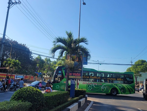 Va chạm với xe khách, một người phụ nữ tử vong