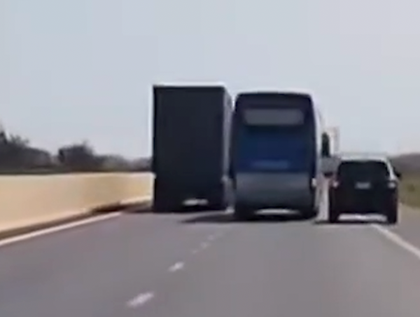 Tài xế xe khách vượt ẩu, ép xe con trên cao tốc Phan Thiết - Dầu Giây