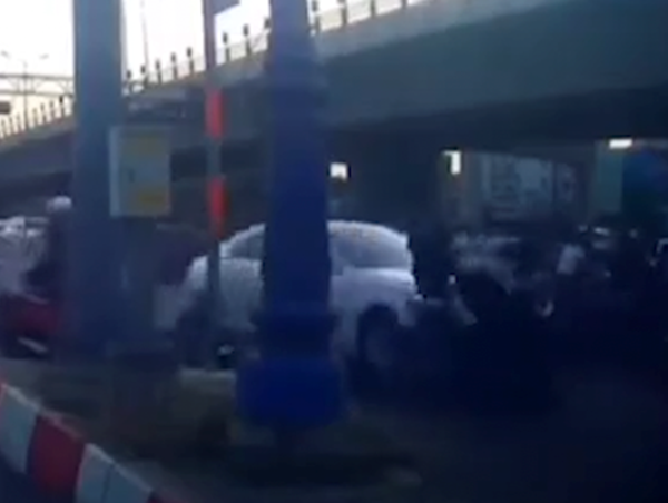 Khoảnh khắc nữ tài xế Mercedes tông loạt xe máy ở TP Hồ Chí Minh