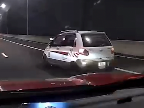 Xử phạt tài xế vừa lái xe vừa dùng điện thoại quay video