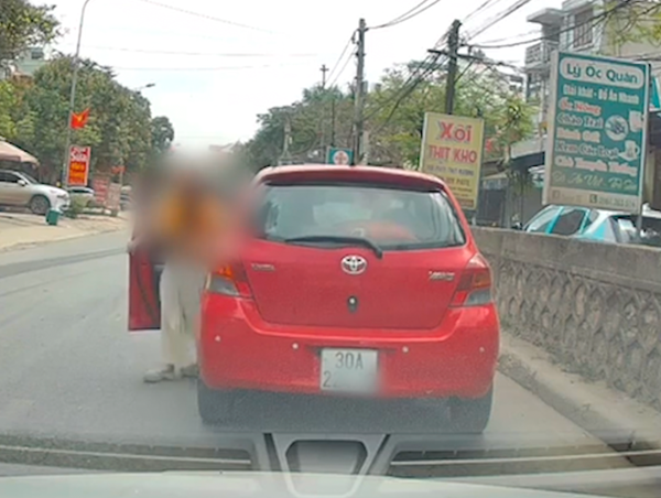 Nữ tài xế bất ngờ dừng ô tô giữa đường rồi bỏ đi