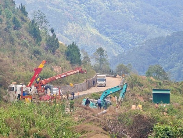 Xe container lao xuống vực khiến 2 người tử vong