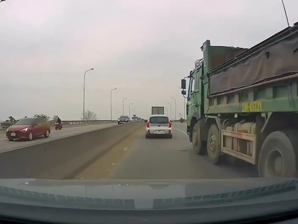 Xe tải chèn ép ô tô con trên đường ở Hà Nội gây bức xúc