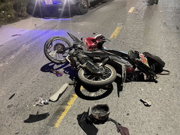 Người đi xe máy đứt lìa chân sau va chạm với xe tải tại nút giao