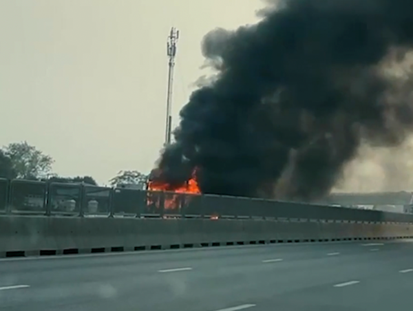Xe đầu kéo bốc cháy dữ dội trên cao tốc Cao Bồ - Mai Sơn