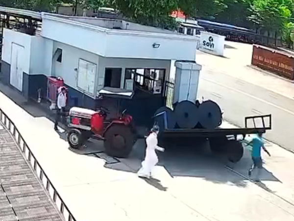 Xe chở vải lao qua cổng công ty, đè chết bảo vệ ở Bình Dương