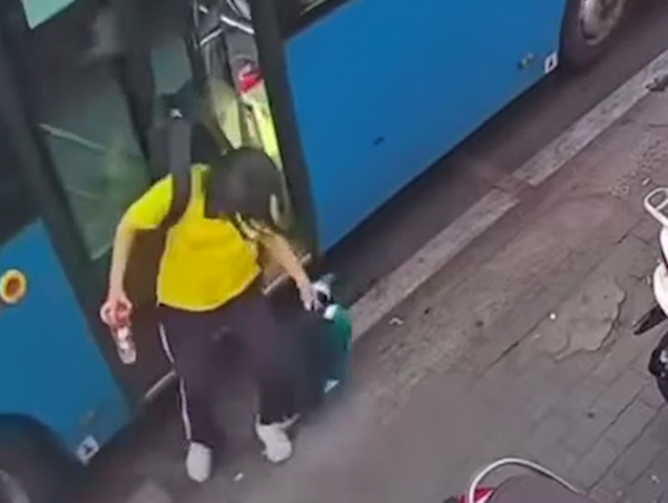 Tài xế xe buýt bất cẩn đóng cửa xe, nữ sinh kẹt balo ngã xuống đường