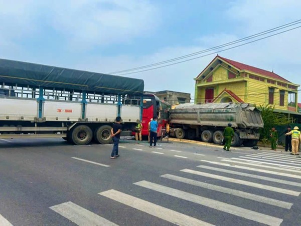 Clip xe khách đối đầu xe tải trong vụ tai nạn giao thông liên hoàn ở Quảng Bình