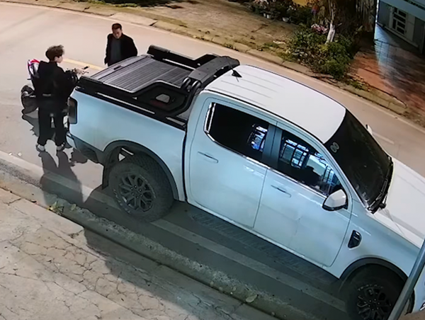 Thiếu quan sát tông trúng đuôi ô tô nhà dân, 2 nam sinh có hành động đáng ngợi khen