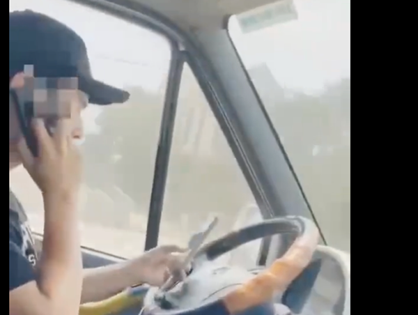 Tài xế buông cả hai tay khỏi vô lăng khi đang điều khiển xe khách