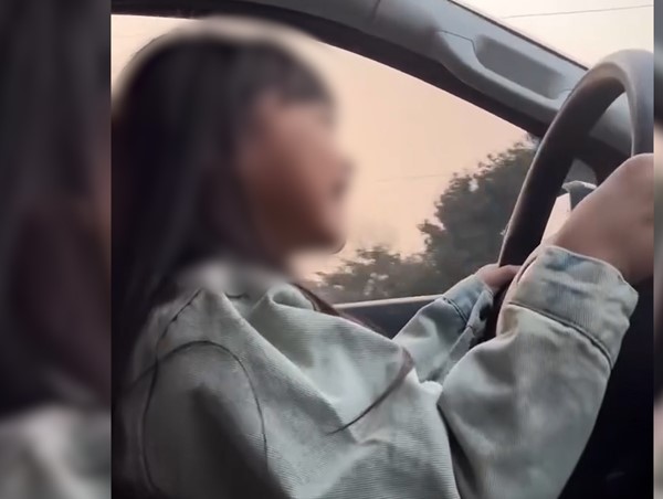 Clip bố giao vô lăng ô tô cho bé gái cầm lái gây xôn xao