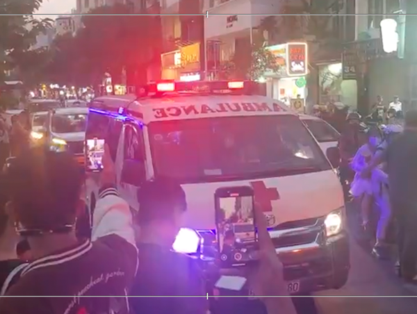 Dùng xe cứu thương chở diễn viên đến ra mắt phim