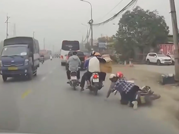 Xe máy chở đồ cồng kềnh gây tai nạn giao thông