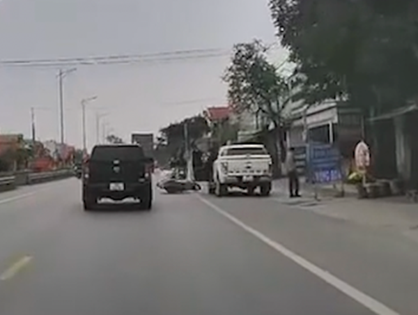 Ô tô mở cửa thiếu quan sát, tài xế xe máy “thoát chết” trong gang tấc