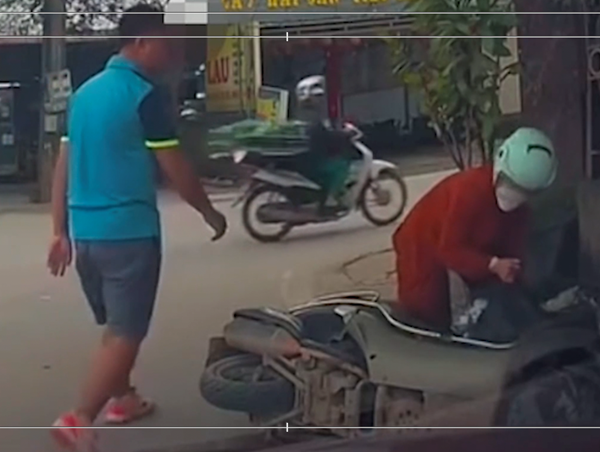 Giật mình khi rẽ, nữ tài xế xe máy tự ngã trước đầu ô tô